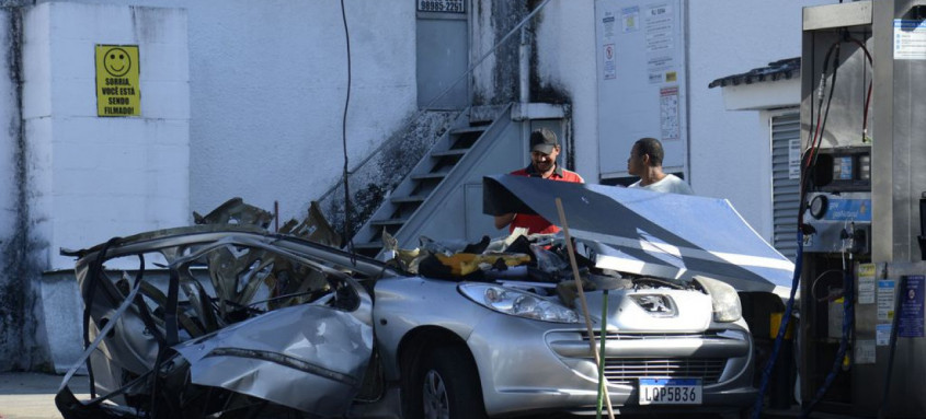 O carro de Mário Magalhães da Penha, 67 anos, ficou destruído após explosão em posto de combustível no Rio