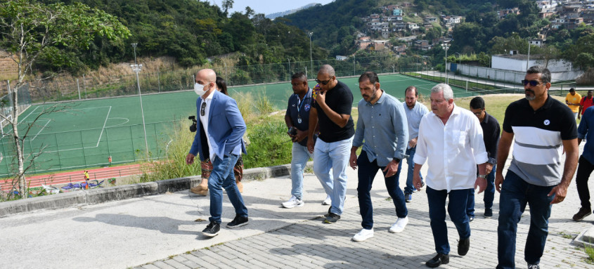 Campeões de MMA e jiu-jitsu visitam Parque Esportivo e Social do Caramujo, na Zona Norte de Niterói - Foto: Bruno Eduardo Alves/Divulgação Campeões de MMA e jiu-jitsu visitam Parque Esportivo e Social do Caramujo, na Zona Norte de Niterói