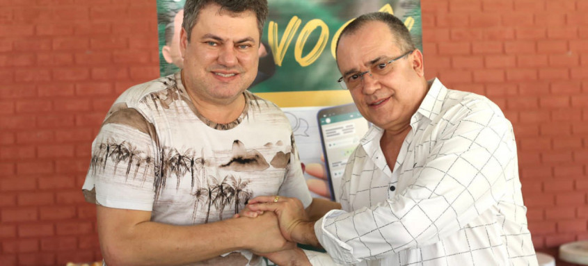 Anderson Alexandre (SDD) não vai disputar uma nova cadeira na Alerj, mas anunciou apoio ao ex-prefeito de Araruama Chiquinho da Educação
para
Oi, segue sugestão de matéria sobre decisão do deputado estadual Anderson Alexandre (foto) em apoiar a pré-candidatura de Chiquinho da Educação para a Assembleia Legislativa do Rio (Alerj).
Abs, Juliana Oliveira
Assessoria de imprensa
(21) 99823-8672
*Deputado Anderson Alexandre declara apoio ao pré-candidato Chiquinho da Educação *
*_Objetivo é dar continuidade na Alerj às ações para o desenvolvimento social e econômico da população do Estado do RJ_*
Cumprindo o seu primeiro mandato na Assembleia Legislativa do Rio, Anderson Alexandre (SDD) definiu o seu futuro político: não vai disputar uma nova cadeira na Alerj, mas já anunciou apoio ao pré-candidato a deputado estadual e ex-prefeito de Araruama Chiquinho da Educação (União Brasil). O objetivo é dar continuidade na Alerj à proposição de ações e aprovação de leis que contribuem para o desenvolvimento social e econômico da população de todas as regiões do estado.
Atendendo a um pedido da família, Anderson Alexandre vai se dedicar a sua vida privada. O ex-prefeito de Silva Jardim é casado e pai de quatro filhos.
"Agora somos um único grupo político. Acredito muito no trabalho do Chiquinho, que tem uma trajetória bem-sucedida e se preocupa como eu em cuidar das pessoas. Pode contar comigo e com todas as nossas lideranças", afirmou Anderson Alexandre em encontro com representantes de mais de 30 municípios, na AABB de Rio Bonito.
A união de forças também assegura dar voz na Alerj às demandas da Região dos Lagos e municípios do interior. Anderson Alexandre obteve votação em 84 dos 92 municípios fluminenses na eleição de 2018.
Divulgação
image.jpg
Deputado Anderson Alexandre (E) e Chiquinho da Educação, união em benefício do Estado do Rio - Foto: Divulgação Anderson Alexandre (SDD) não vai disputar uma nova cadeira na Alerj, mas anunciou apoio ao ex-prefeito de Araruama Chiquinho da Educação
para
Oi, segue sugestão de matéria sobre decisão do deputado estadual Anderson Alexandre (foto) em apoiar a pré-candidatura de Chiquinho da Educação para a Assembleia Legislativa do Rio (Alerj).
Abs, Juliana Oliveira
Assessoria de imprensa
(21) 99823-8672
*Deputado Anderson Alexandre declara apoio ao pré-candidato Chiquinho da Educação *
*_Objetivo é dar continuidade na Alerj às ações para o desenvolvimento social e econômico da população do Estado do RJ_*
Cumprindo o seu primeiro mandato na Assembleia Legislativa do Rio, Anderson Alexandre (SDD) definiu o seu futuro político: não vai disputar uma nova cadeira na Alerj, mas já anunciou apoio ao pré-candidato a deputado estadual e ex-prefeito de Araruama Chiquinho da Educação (União Brasil). O objetivo é dar continuidade na Alerj à proposição de ações e aprovação de leis que contribuem para o desenvolvimento social e econômico da população de todas as regiões do estado.
Atendendo a um pedido da família, Anderson Alexandre vai se dedicar a sua vida privada. O ex-prefeito de Silva Jardim é casado e pai de quatro filhos.
"Agora somos um único grupo político. Acredito muito no trabalho do Chiquinho, que tem uma trajetória bem-sucedida e se preocupa como eu em cuidar das pessoas. Pode contar comigo e com todas as nossas lideranças", afirmou Anderson Alexandre em encontro com representantes de mais de 30 municípios, na AABB de Rio Bonito.
A união de forças também assegura dar voz na Alerj às demandas da Região dos Lagos e municípios do interior. Anderson Alexandre obteve votação em 84 dos 92 municípios fluminenses na eleição de 2018.
Divulgação
image.jpg
Deputado Anderson Alexandre (E) e Chiquinho da Educação, união em benefício do Estado do Rio