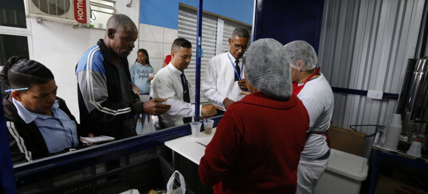Em São Gonçalo, polos do Café do Trabalhador funcionam no Centro e em Alcântara, atendendo a partir de 4h30 - Foto: Luiz Alvarenga/Divulgação Em São Gonçalo, polos do Café do Trabalhador funcionam no Centro e em Alcântara, atendendo a partir de 4h30