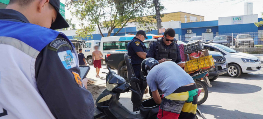 Operação contou com equipes das secretarias de Transportes e de Ordem Pública, do 7º BPM e policiais civis
- Foto: Prefeitura de São Gonçalo Operação contou com equipes das secretarias de Transportes e de Ordem Pública, do 7º BPM e policiais civis