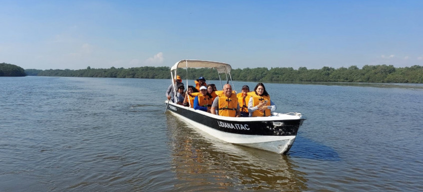 Estudantes da rede pública fazem passeio de barco pelos manguezais
