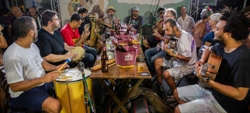 No repertório, clássicos do samba e do choro, como Chiquinha Gonzaga, Pixinguinha e Jacob do Bandolim