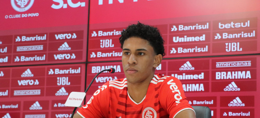 Lateral-esquerdo Paulo Victor chega ao Vasco após ser emprestado pelo Inter - Foto: Ricardo Duarte / Internacional Lateral-esquerdo Paulo Victor chega ao Vasco após ser emprestado pelo Inter