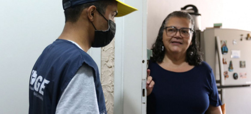  O recenseador Patrick Emanuel Miranda entrevistou ontem Esméria Jane do Valle, na casa dela, no Centro do Rio