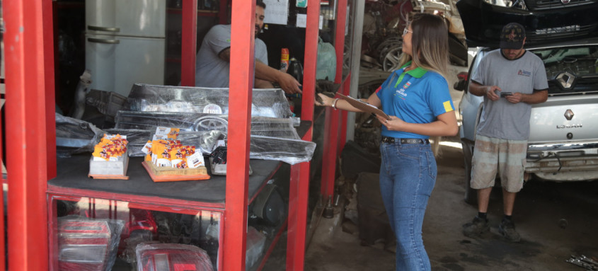 Moradores e comerciantes recebem comunicado sobre bloqueio de avenida
