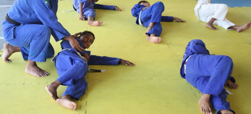 Projeto garante 60 núcleos esportivos com diversas modalidades na cidade
- Foto: Fábio Guimarães/Prefeitura de São Gonçalo Projeto garante 60 núcleos esportivos com diversas modalidades na cidade