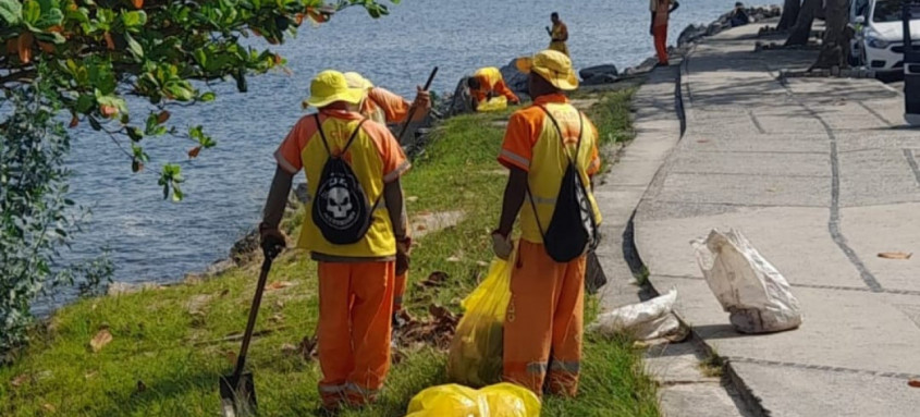 Cerca de 120 litros de resíduos foram recolhidos nesta quarta pelos agentes da Clin - Foto: Divulgação Cerca de 120 litros de resíduos foram recolhidos nesta quarta pelos agentes da Clin