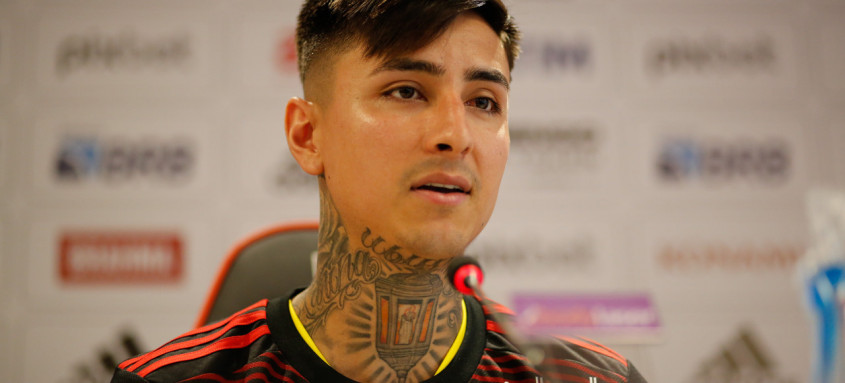 Volante chileno Erick Pulgar está à disposição para enfrentar o São Paulo no próximo sábado - Foto: Gilvan de Souza / Flamengo Volante chileno Erick Pulgar está à disposição para enfrentar o São Paulo no próximo sábado