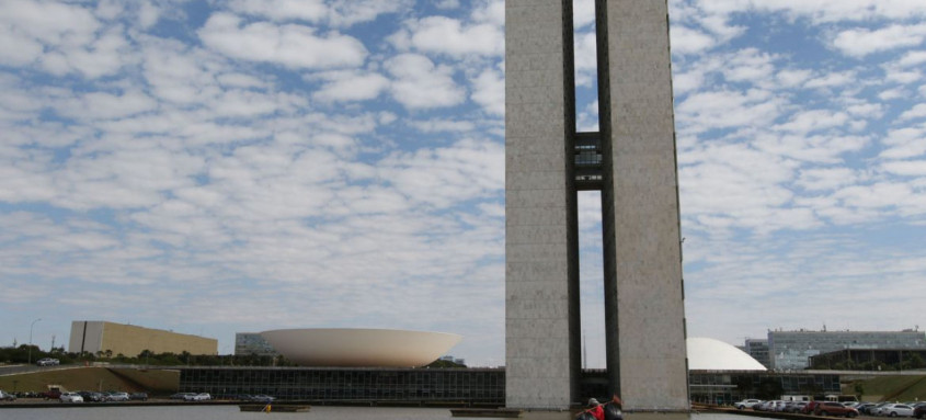 Proposta inicial limitava o benefício, mas deputados o extinguiram
- Foto: Fabio Rodrigues Pozzebom/Agência Brasil Proposta inicial limitava o benefício, mas deputados o extinguiram