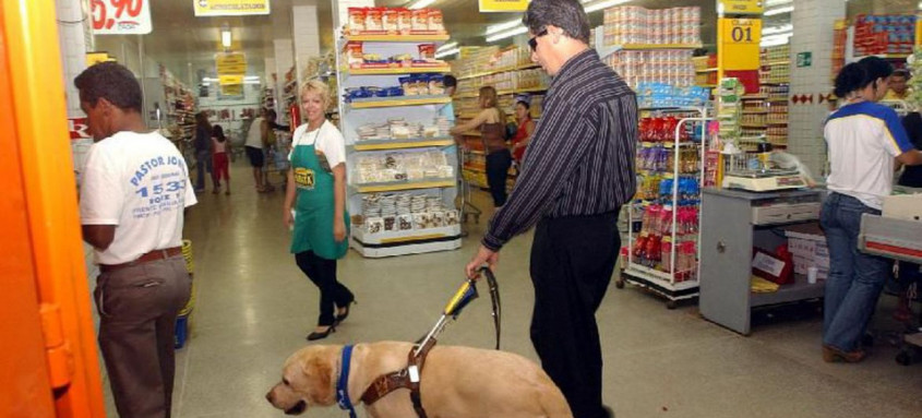 Cidade do Rio de Janeiro passar a ter a rede supermercadista pet friendly, que libera entrada e circulação de animais domésticos nos estabelecimentos - Foto: Antônio Cruz / Agência Brasil Cidade do Rio de Janeiro passar a ter a rede supermercadista pet friendly, que libera entrada e circulação de animais domésticos nos estabelecimentos