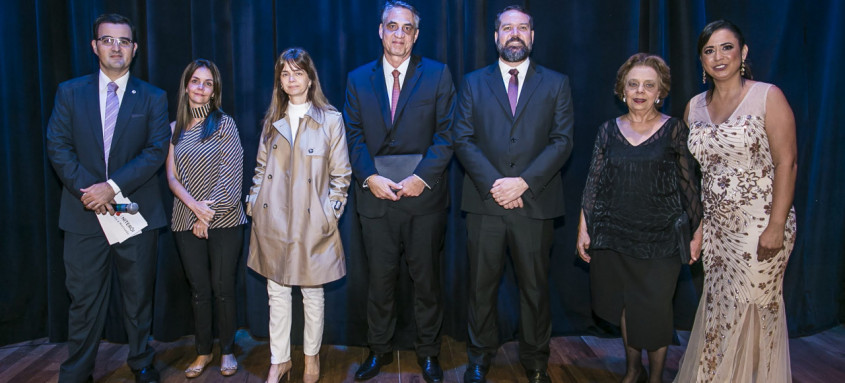 O presidente da OAB-Niterói, Pedro Gomes, com familiares dos homenageados, Marlene Salgado e Antônio José