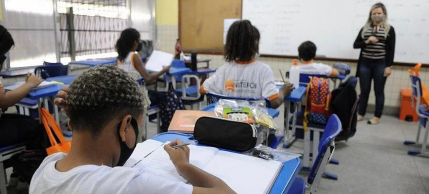 Edital, em caráter emergencial, também inclui a contratação de merendeiras