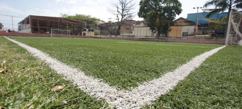 Quadra com nova pintura e - Clube Português de Niterói