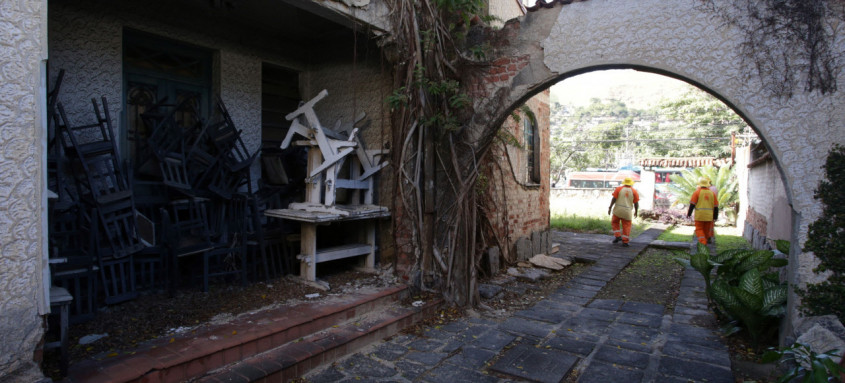 Foi realizado serviço de limpeza e avaliação do casarão localizado no Fonseca - Foto: Lucas Benevides / Prefeitura de Niterói Foi realizado serviço de limpeza e avaliação do casarão localizado no Fonseca