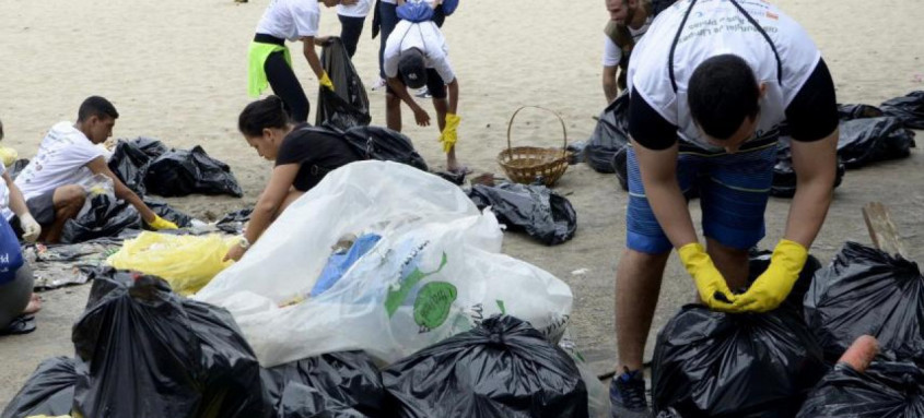 Em toda parte, no Dia Mundial de Limpeza das Praias, voluntários de todas as idades formam equipes dedicadas a recolher lixo deixado no espaço público - Foto: Divulgação Em toda parte, no Dia Mundial de Limpeza das Praias, voluntários de todas as idades formam equipes dedicadas a recolher lixo deixado no espaço público