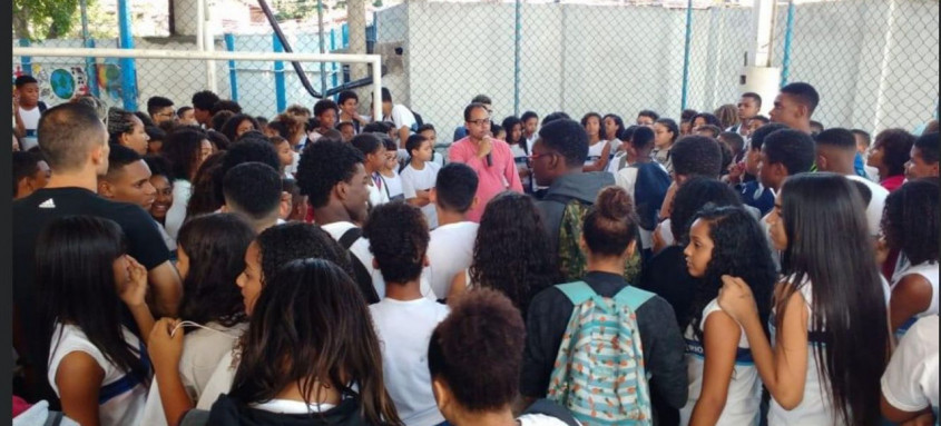 Produtora de impacto social busca conscientizar sobre o tema ao promover palestras artísticas em escolas