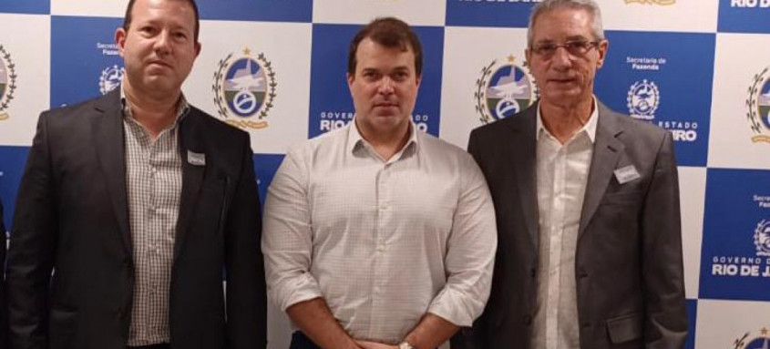 Presidente do Sindestado-RJ, Adriano Costa Nogueira, e o vice-presidente José Luiz Fagundes da Costa com o secretário Leonardo Lobo - Foto: Divulgação Presidente do Sindestado-RJ, Adriano Costa Nogueira, e o vice-presidente José Luiz Fagundes da Costa com o secretário Leonardo Lobo