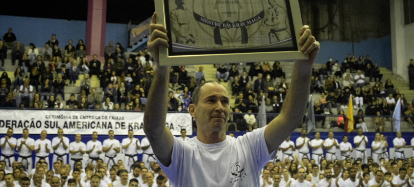 Professor Leo Miller recebe a graduação de Mestre de Krav Maga  