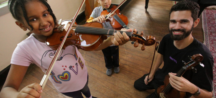 Programa Aprendiz Musical tem aulas de aulas de violino, viola, violoncelo, flauta transversa, cavaquinho, entre outros