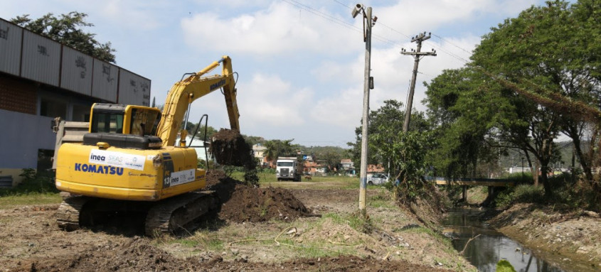 Parceria com o governo do Estado possibilita limpeza dos rios da cidade
- Foto: Renan Otto/Prefeitura de São Gonçalo Parceria com o governo do Estado possibilita limpeza dos rios da cidade