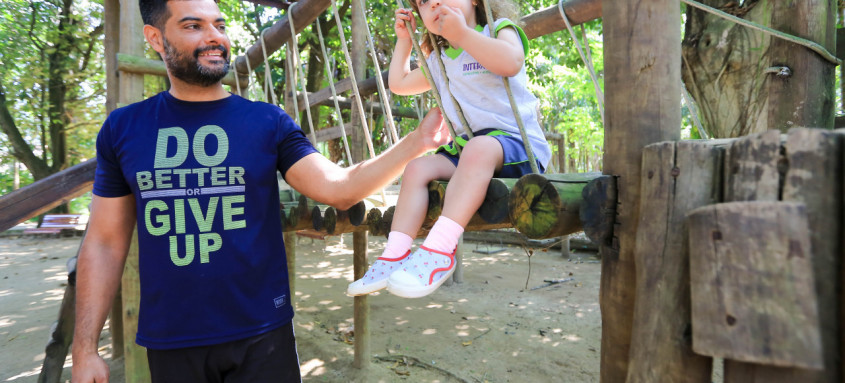 O corretor de seguros Eleilson Silveira sempre leva a filha Laura, de 2 anos e meio, para passear no Horto de Itaipu - Foto: Alex Ramos/Divulgação O corretor de seguros Eleilson Silveira sempre leva a filha Laura, de 2 anos e meio, para passear no Horto de Itaipu
