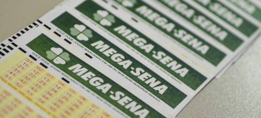Caso apenas um apostador leve o prêmio principal e aplique na poupança, receberá um rendimento de R$ 928 mil no primeiro mês - Foto: Marcello Casal Jr/Agência Brasil Caso apenas um apostador leve o prêmio principal e aplique na poupança, receberá um rendimento de R$ 928 mil no primeiro mês