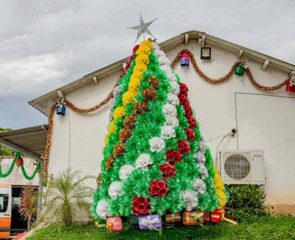 Clin inova e monta Árvore de Natal itinerante em Niterói