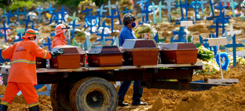 Mais de 700 mil mortes contabilizadas pelo Ministério da Saúde desde o início da pandemia, há três anos - Foto: Alex Pazuello / Prefeitura de Manaus Mais de 700 mil mortes contabilizadas pelo Ministério da Saúde desde o início da pandemia, há três anos