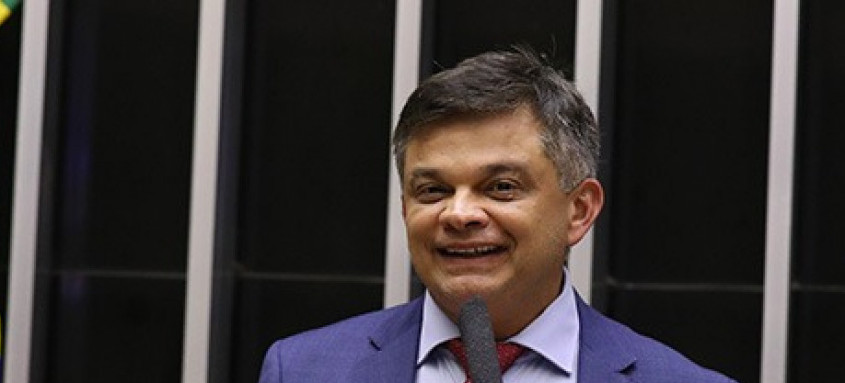 Agora réu, Dimas Gadelha e mais outras quatro pessoas são acusados de oferecer cervejas e dinheiro a eleitores que votavam na seção eleitoral em frente ao campus da Uerj no bairro Mangueira, em São Gonçalo, no segundo turno da eleição municipal - Foto: Divulgação/Câmara dos Deputados Agora réu, Dimas Gadelha e mais outras quatro pessoas são acusados de oferecer cervejas e dinheiro a eleitores que votavam na seção eleitoral em frente ao campus da Uerj no bairro Mangueira, em São Gonçalo, no segundo turno da eleição municipal