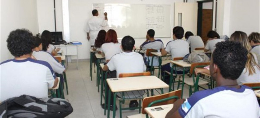 Secretaria também vai prorrogar até 1.323 contratos de professores