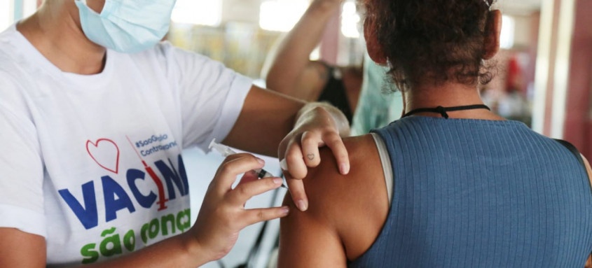 Rio de Janeiro é o terceiro estado com mais vacinados com dose bivalente contra covid-19