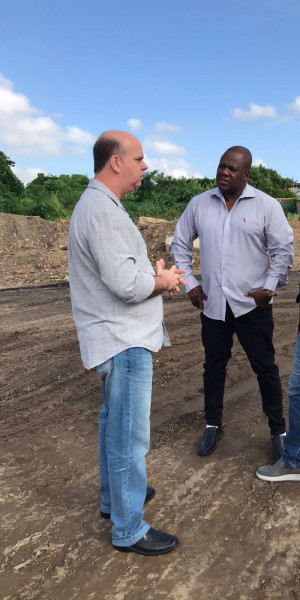 Deputado Carlinhos BNH (ao centro) em visita ao terreno que poderá ser destinado ao complexo de segurança de Nova Iguaçu - Foto: Divulgação Deputado Carlinhos BNH (ao centro) em visita ao terreno que poderá ser destinado ao complexo de segurança de Nova Iguaçu