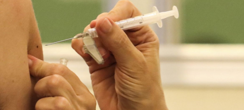 Pessoas com 60 anos ou mais podem receber vacina bivalente