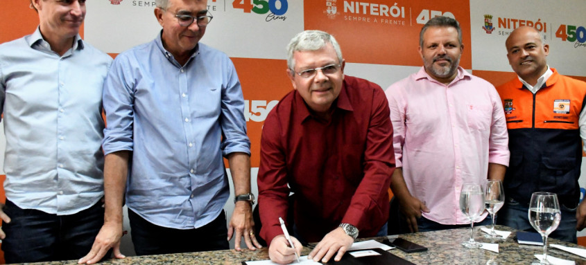 Município assina protocolo para criação de um Plano de Adaptação, Mitigação e Resiliência que norteará as ações dos próximos anos - Foto: Bruno Eduardo Alves/Prefeitura de Niterói Município assina protocolo para criação de um Plano de Adaptação, Mitigação e Resiliência que norteará as ações dos próximos anos