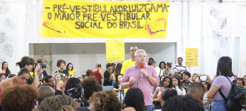 Projeto recebeu mais de 2 mil inscrições e ajuda a população de baixa renda a se preparar para entrar nas universidades - Foto: Divulgação Projeto recebeu mais de 2 mil inscrições e ajuda a população de baixa renda a se preparar para entrar nas universidades