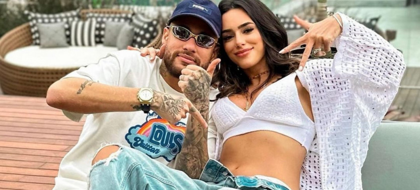Neymar e Bianca Biancardi começaram a namorar em abril de 2022. Em outubro eles foram pais da pequena Mavie - Foto: Divulgação Neymar e Bianca Biancardi começaram a namorar em abril de 2022. Em outubro eles foram pais da pequena Mavie