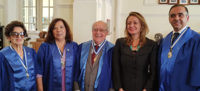 Acadêmicos Eneida Barros, Márcia Pessanha, Joaquim Eloy dos Santos e Cleber Alves com Diana Iliescu, presidente do Instituto de Cultura de Petrópolis - Foto: Divulgação Acadêmicos Eneida Barros, Márcia Pessanha, Joaquim Eloy dos Santos e Cleber Alves com Diana Iliescu, presidente do Instituto de Cultura de Petrópolis
