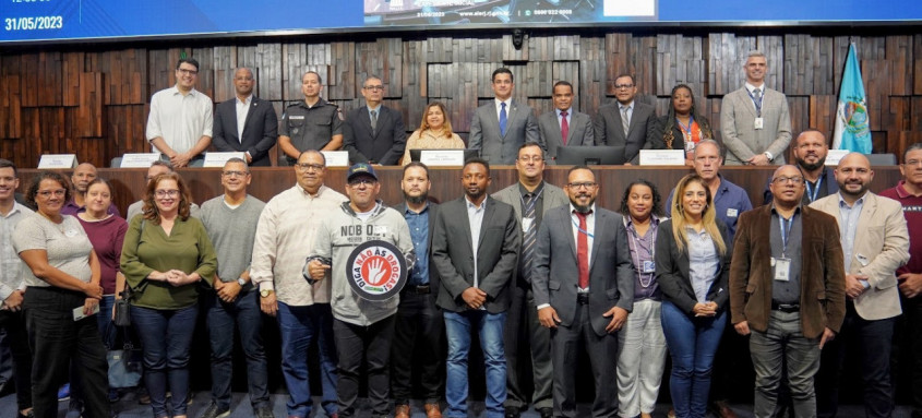 Na audiência pública da Comissão de Prevenção ao Uso de Drogas da Assembleia Legislativa do Estado do Rio de Janeiro (Alerj) que foi realizada nesta quarta-feira (21), foi discutido o enfrentamento ao uso dos canabinóides sintéticos no estado. Presidida pelo deputado Danniel Librelon (REP), o colegiado recebeu a sugestão do Subsecretário de Cuidados Especiais da Casa Civil, Guilherme Bussinger, para a confecção de uma cartilha em parceria com as Forças de Segurança, Subsecretaria de Dependência Química do Estado, com o Ministério Público e Defensoria. O intuito seria alertar sobre os perigos da droga sintética conhecida como K9.
Na audiência pública da Comissão de Prevenção ao Uso de Drogas da Assembleia Legislativa do Estado do Rio de Janeiro (Alerj) que foi realizada nesta quarta-feira (21), foi discutido o enfrentamento ao uso dos canabinóides sintéticos no estado. Presidida pelo deputado Danniel Librelon (REP), o colegiado recebeu a sugestão do Subsecretário de Cuidados Especiais da Casa Civil, Guilherme Bussinger, para a confecção de uma cartilha em parceria com as Forças de Segurança, Subsecretaria de Dependência Química do Estado, com o Ministério Público e Defensoria. O intuito seria alertar sobre os perigos da droga sintética conhecida como K9.