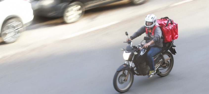 Delivery de comida: realidade é que o impacto dos aplicativos não trouxe segurança trabalhista para os entregadores - Foto: /Agência Brasil Delivery de comida: realidade é que o impacto dos aplicativos não trouxe segurança trabalhista para os entregadores