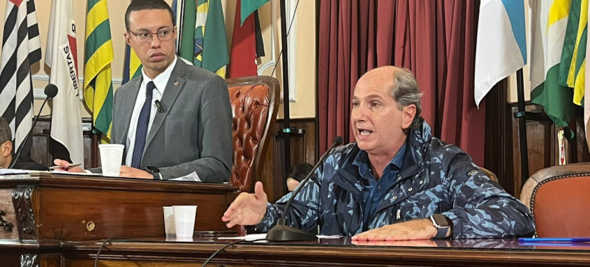 Ao lado do vereador Douglas Gomes, Charbel Tauil lamentou a falta de representantes da prefeitura na audiência