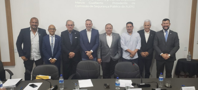 Legenda: Marcelo Turbo (Sindicarga), Deputado Márcio Gualberto, Roberto Leverone (Firjan Duque de Caxias), Silvio Carvalho (Sindicarga), Deputado General Eduardo Pazuello, delegado Alessandro Petralanda, Baldomero Taques Filho (Sindicarga) e Alexandre Ayres (Sindicarga) - Foto: Divulgação Legenda: Marcelo Turbo (Sindicarga), Deputado Márcio Gualberto, Roberto Leverone (Firjan Duque de Caxias), Silvio Carvalho (Sindicarga), Deputado General Eduardo Pazuello, delegado Alessandro Petralanda, Baldomero Taques Filho (Sindicarga) e Alexandre Ayres (Sindicarga)