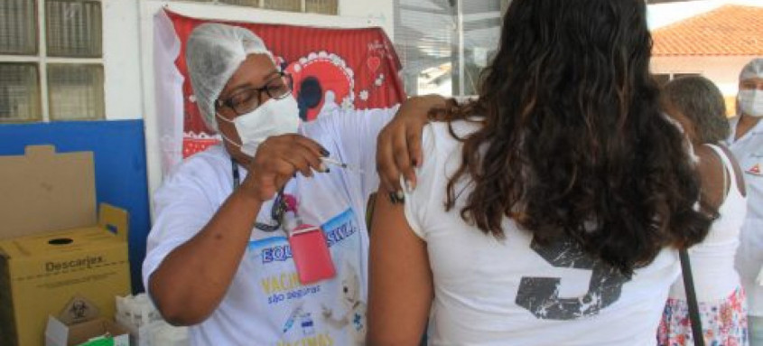 Vacinação contra o coronavírus está disponível para os gonçalenses em 54 unidades de saúde da família (USFs) e clínicas - Foto: Divulgação / Julio Diniz Vacinação contra o coronavírus está disponível para os gonçalenses em 54 unidades de saúde da família (USFs) e clínicas