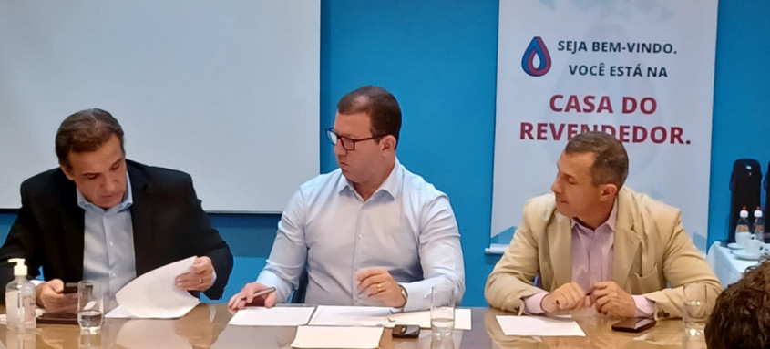 Hugo Leal, Adriano Nogueira, presidente do Sindestado, e Felipe Peixoto