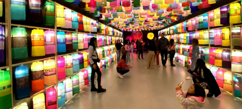 São Paulo (SP), 18.06.2023 - “Luzes da Coreia – Exposição da Cidade de Jinju”, organizado pelo Centro Cultural Coreano no Brasil, em parceria com a cidade de Jinju. As lanternas são um símbolo tradicional da cultura coreana e remontam à Guerra Imjin. Foto: Elaine Cruz/Agência Brasil - Foto: Elaine Cruz/Agência Brasil São Paulo (SP), 18.06.2023 - “Luzes da Coreia – Exposição da Cidade de Jinju”, organizado pelo Centro Cultural Coreano no Brasil, em parceria com a cidade de Jinju. As lanternas são um símbolo tradicional da cultura coreana e remontam à Guerra Imjin. Foto: Elaine Cruz/Agência Brasil