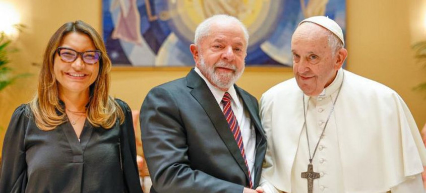 Lula também esteve com o papa Francisco, no Vaticano, onde conversaram sobre soluções para as desigualdades - Foto: Ricardo Stuckert/PR Lula também esteve com o papa Francisco, no Vaticano, onde conversaram sobre soluções para as desigualdades