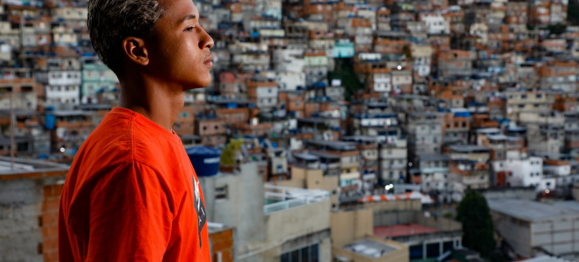 Matheus Vieira dos Santos, de 17 anos, o Loirinho, é um dos artistas beneficiados pelo projeto e já sonha em ajudar outras crianças do Cantagalo - Foto: Ernesto Carriço/ Divulgação Governo do Estado Matheus Vieira dos Santos, de 17 anos, o Loirinho, é um dos artistas beneficiados pelo projeto e já sonha em ajudar outras crianças do Cantagalo