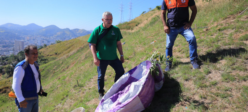 Prefeito de Niterói, Axel Grael (centro), alertou nesta terça-feira sobre os perigos dos balões - Foto: Divulgação / Alex Ramos Prefeito de Niterói, Axel Grael (centro), alertou nesta terça-feira sobre os perigos dos balões