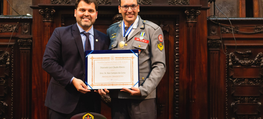 Prefeito de Mangaratiba, Alan Bombeiro, recebe a Medalha Tiradentes
