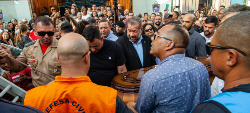 Ministro da Previdência e presidente nacional do PDT, Carlos Lupi, acompanhou o cortejo que percorreu ruas da cidade - Foto: Divulgação Ministro da Previdência e presidente nacional do PDT, Carlos Lupi, acompanhou o cortejo que percorreu ruas da cidade